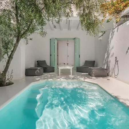 Thalassitra Private Pool Adamantas (Milos)