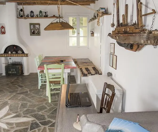 Thalassitra Private Pool Adamantas (Milos)