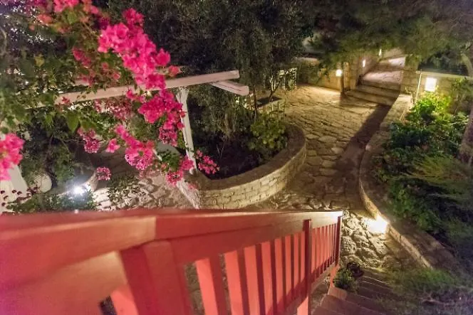 Thalassitra Private Pool Adamantas (Milos)