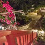 Thalassitra Private Pool Adamantas (Milos)