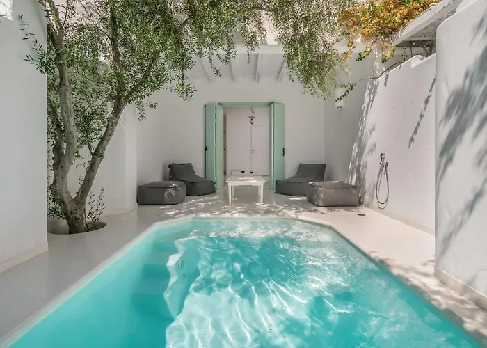 Thalassitra Private Pool Adamantas (Milos)