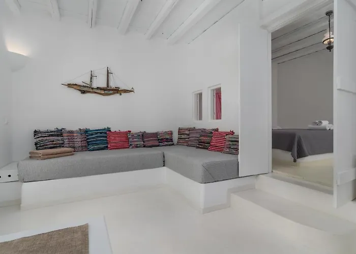 Thalassitra Private Pool Adamantas (Milos)